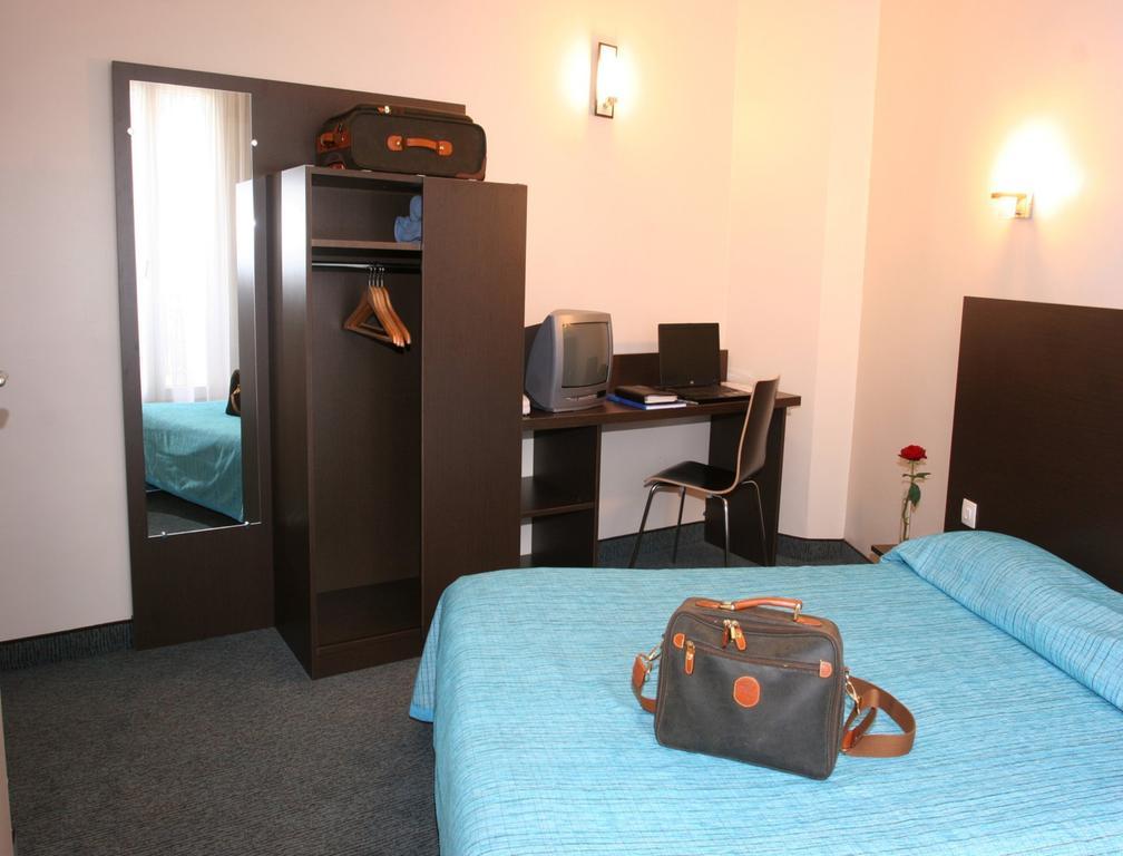 Hotel Amarys Simart Париж Стая снимка